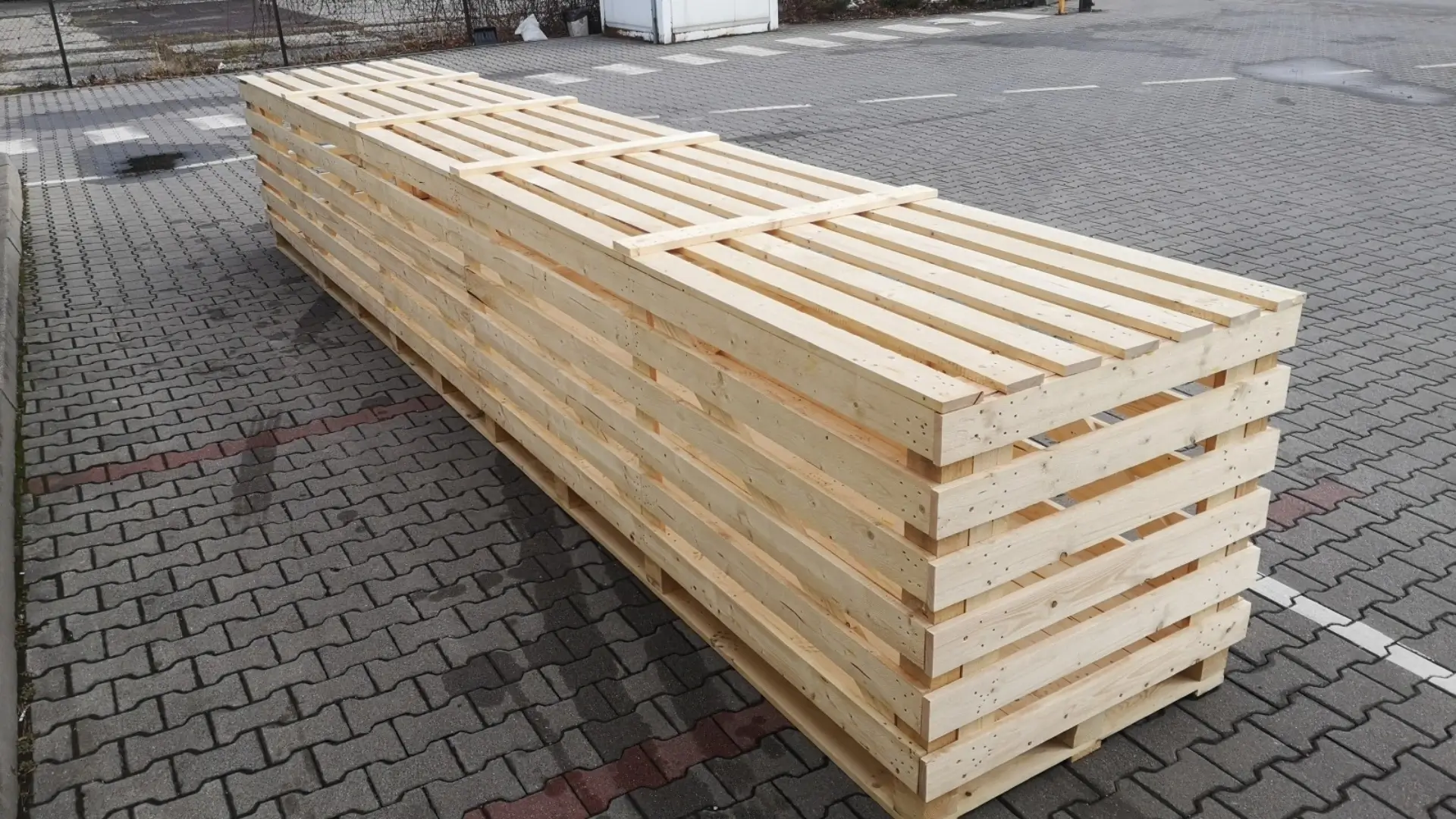 drewniane skrzynie ażurowe